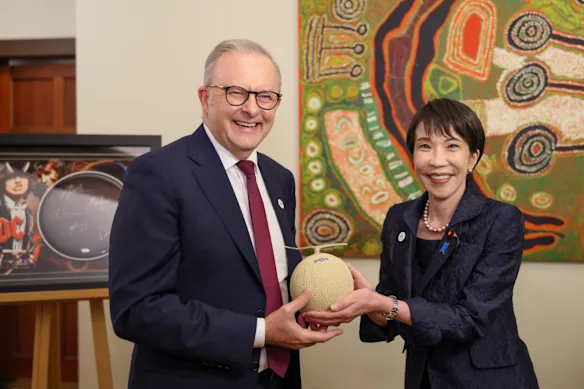 Le Premier ministre australien Anthony Albanese accepte un melon couronne Shizuoka des mains du Premier ministre japonais Sanae Takaichi à Canberra en mai. 
