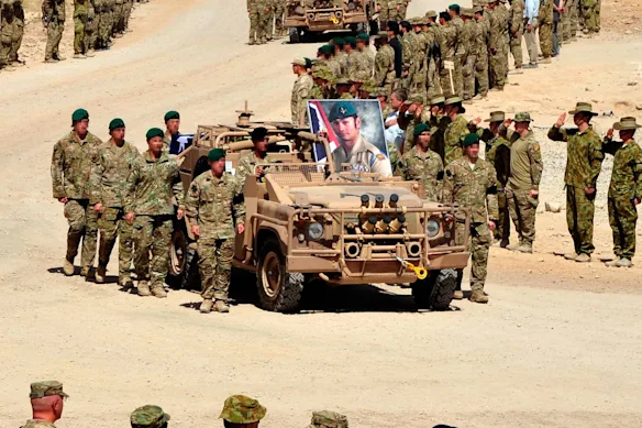 Des véhicules de l'armée ont transporté Mervyn McDonald, l'un des cinq soldats australiens tombés au combat en août 2012, jusqu'à l'avion C-130 qui les a ramenés chez eux.