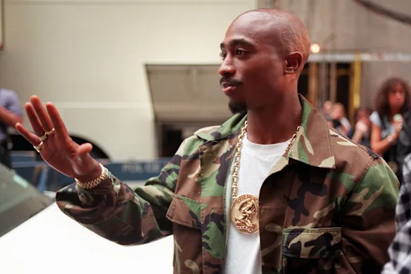 Tupac Shakur le 4 septembre 1996. Près de 30 ans après la mort de la légende du rap, l'ancien chef de gang accusé d'avoir orchestré son meurtre a été jugé.