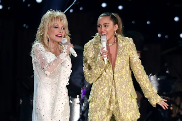 Dolly Parton et Miley Cyrus sur scène ensemble en 2019.