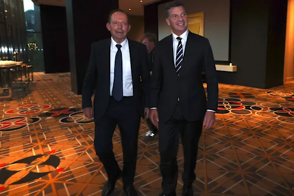 Le président du Parti libéral, l'ancien premier ministre Tony Abbott, avec le chef libéral Angus Taylor lors de la conférence fédérale du parti en mai.