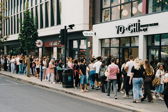 Les Londoniens et les expatriés australiens n'ont cessé de faire la queue pour le premier avant-poste britannique de Yo-Chi.