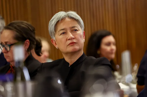 La ministre des Affaires étrangères Penny Wong écoute un discours au National Press Club le mois dernier.