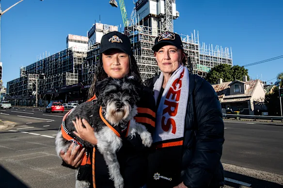 Ruby Thoroughgood, Joanne Dover, supporters des Wests Tigers, et leur chien Turbo, en face de la construction de Rozelle Village.