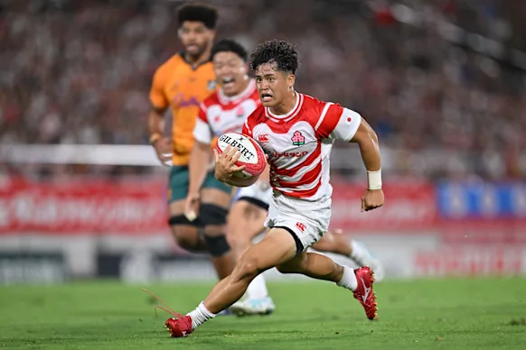 Ryunosuke Ito, du Japon, fait une pause pour marquer le premier essai de l'équipe à Osaka.