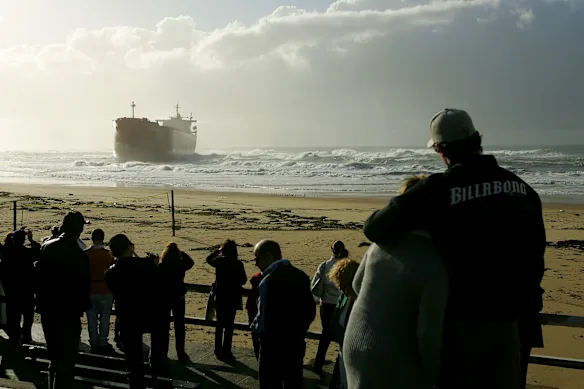 Le Pasha Bulker s'est échoué au large de Nobbys Beach à Newcastle, juin 2007.