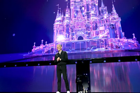 Josh D'Amaro, directeur général de Disney, sur la scène principale du D23.