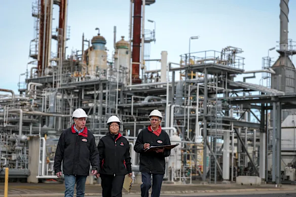 Le chef d'équipe de Coogee Chemicals, Sergio Uliana, l'ingénieur de procédés Mindy Zhu et le directeur de production Vithal Ravavarapu à l'usine chimique mise en veilleuse à Laverton.