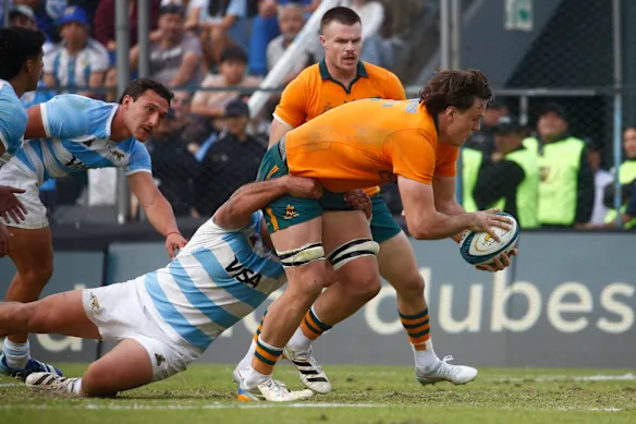 Tom Hooper des Wallabies marque un essai alors qu'il est plaqué par Ignacio Ruiz.