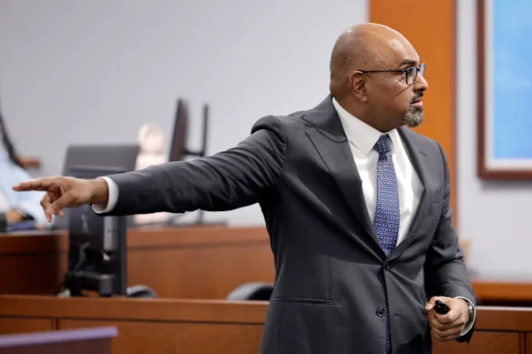 Le procureur adjoint en chef du district, Binu Palal, montre Davis alors qu'il présente ses conclusions finales.