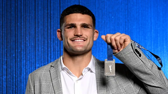 Nathan Cleary avec la médaille Brad Fittler.