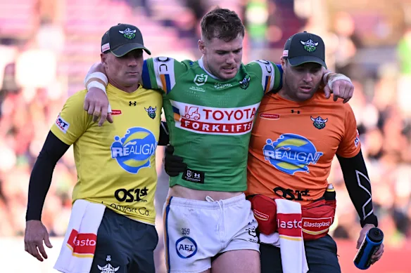 Le secondeur des Raiders, Hudson Young, a subi une blessure mettant fin à la saison lors de la victoire de Canberra au 20e tour contre South Sydney.