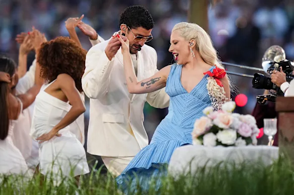 Bad Bunny et Lady Gaga se produisent au Super Bowl Halftime Show, conçu par l'Australien Julio Himede.
