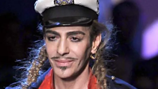 (FILES) Une photo prise le 1er octobre 2010 à Paris montre le créateur britannique John Galliano lors de la collection de prêt-à-porter printemps/été 2011 de la maison de couture française Christian Dior. Galliano a été reconnu coupable d'insultes antisémites le 8 septembre 2011 et condamné à une amende de 6 000 euros (8 400 dollars) avec sursis pour une série d'ivresses dans un bar parisien en février de cette année et en octobre 2010, reconnaît le public. PHOTO AFP/FRANCOIS GUILLOT