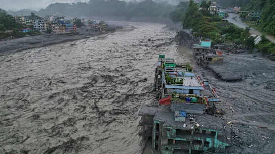 Une vue drone des conséquences des crues soudaines le long de la rivière Trishuli.