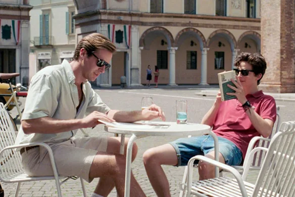 Hammer et Timothée Chalamet dans Appelez-moi par votre nom.