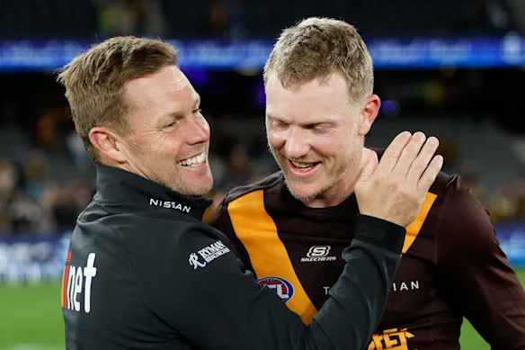 L'entraîneur de Hawthorn, Sam Mitchell, avec la Sicile.