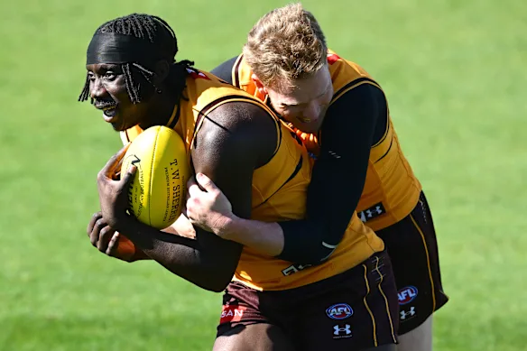 La Sicile enveloppe Mabior Chol dans un tacle à l'entraînement.
