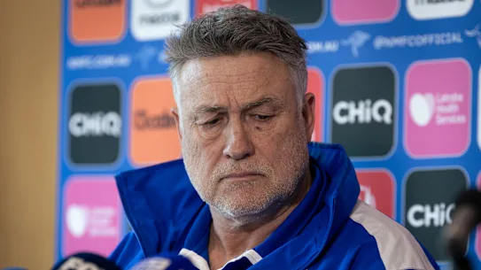 Le directeur général du football de North Melbourne, Todd Viney, lors d'une conférence de presse révélatrice mercredi.