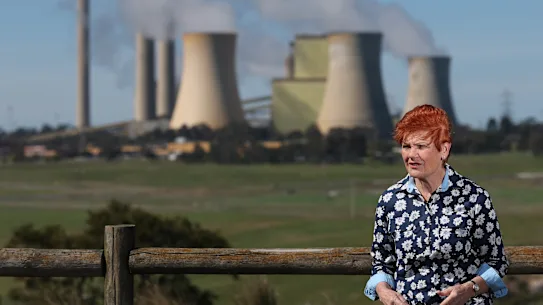 Pauline Hanson devant la centrale électrique au charbon Loy Yang A d'AGL dans la vallée de Latrobe.
