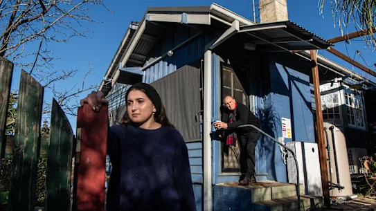 Bruce Pearson et sa fille Lili ont amélioré leur chalet en planches météo des Blue Mountains. 30 juillet 2026 SMH le