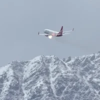 Un vol Qantas à destination de Sydney détourné après que des flammes semblent cracher du moteur