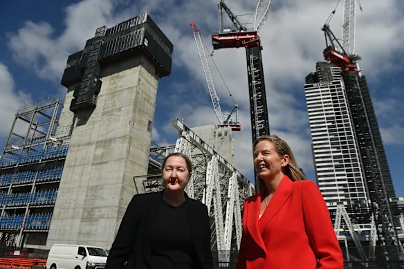 Lisa Havilah, directrice générale du Powerhouse Museum (à gauche) et Melanie Evans, directrice générale d'ING, à Parramatta en février 2024.
