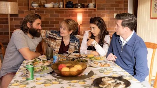 Le casting de la nouvelle comédie australienne Tough Love (de gauche à droite) Rick Donald dans le rôle du fils aîné Shane, Miranda Otto dans le rôle de la mère Kerry, Liz Kingsman dans le rôle de la fille Steph et Hugo Johnston-Burt dans le rôle du deuxième enfant Rodney.