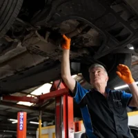 L’activité coûteuse des réparations automobiles et l’effet de l’assurance dans une crise des pièces de rechange