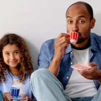 Matt Okine : comédien sur les pressions de la paternité moderne et pourquoi les petits moments avec sa fille comptent le plus