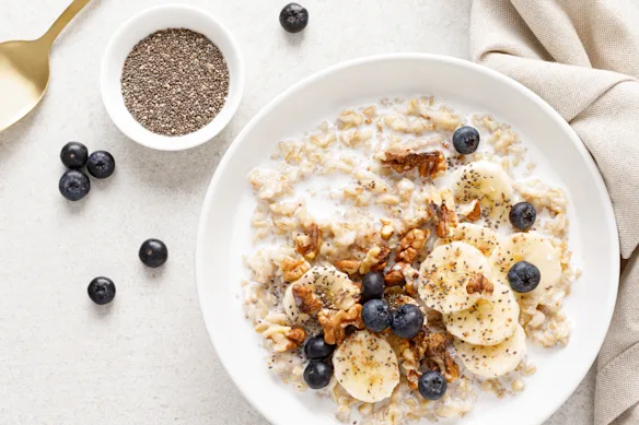 Vous ne savez pas par où commencer ? Essayez l'avoine avec des graines de chia au petit-déjeuner.
