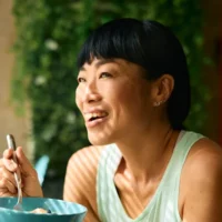 Estrobolome expliqué : Comment votre microbiome intestinal affecte les symptômes de la ménopause et pourquoi les fibres sont importantes