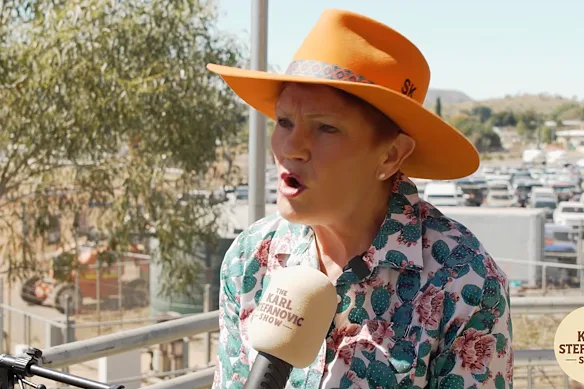 Pauline Hanson porte ce qui semble être un chapeau sur mesure fabriqué par la société Kidman Clothing de Gina Rinehart.