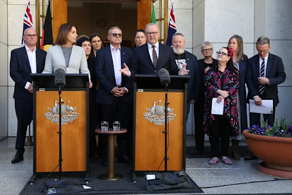 Le Premier ministre Anthony Albanese lors d'une conférence de presse au Parlement de Canberra, aux côtés de la ministre des Communications Anika Wells.
