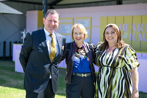 Cameron Fisher, président du MRC, avec l'entraîneur Gai Waterhouse, au centre, et la PDG du MRC, Tanya Fullarton.