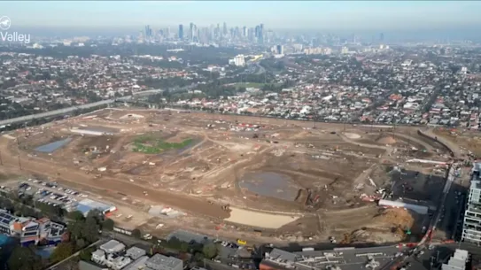 Une vue aérienne des travaux de construction à l'hippodrome de Moonee Valley.