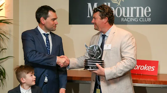 Bill Cockram (à droite) présente à Mick Sharkie le trophée Cockram Stakes 2016 remporté par Ocean Embers.