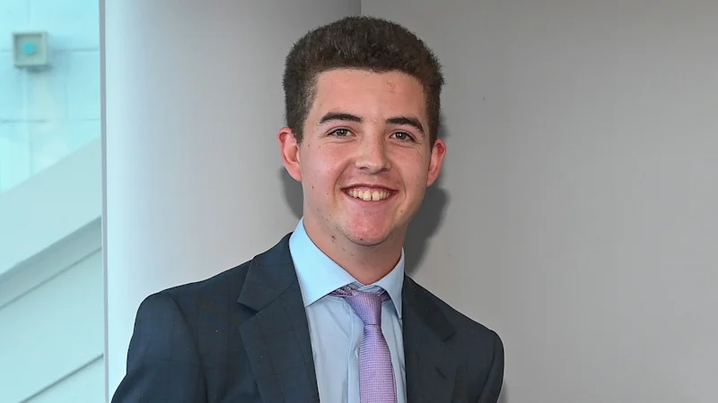 Son père a poursuivi le Melbourne Racing Club. Maintenant, il veut rejoindre le conseil d'administration