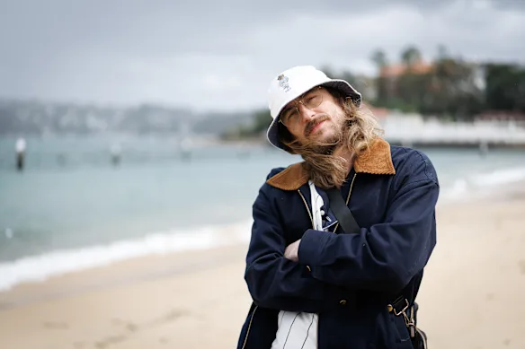 Brett Ramson, chanteur principal du groupe des plages du nord Winston Surfshirt. 