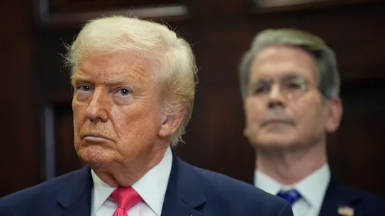 Dites-leur qu'ils rêvent : le président américain Donald Trump et le secrétaire au Trésor Scott Bessent prédisent une baisse des prix du pétrole.