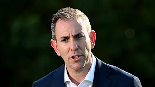 Le trésorier Jim Chalmers affirme que les prochaines élections fédérales seront un référendum sur le super système obligatoire.