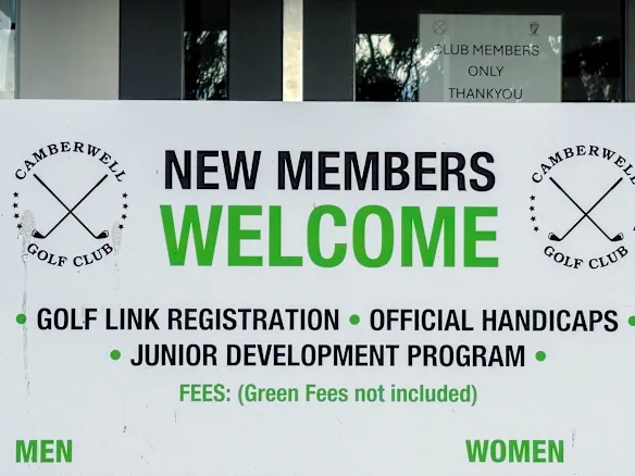 Un panneau au Camberwell Golf Club, accueillant les nouveaux membres.