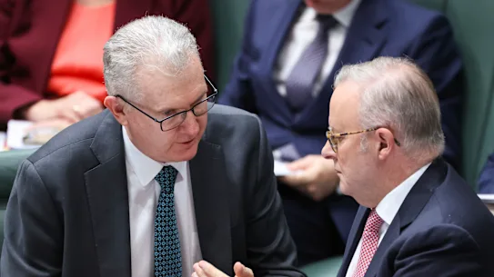 Le ministre de l'Intérieur, le ministre de l'Immigration et de la Citoyenneté, le ministre de la Cybersécurité, le ministre des Arts et leader de la Chambre Tony Burke et le Premier ministre Anthony Albanese pendant l'heure des questions