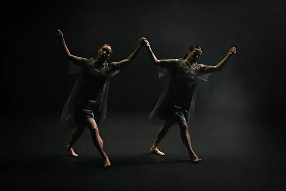 Tra Mi Dinh et Rachel Coulson dans 7 danses pour 7 personnes.