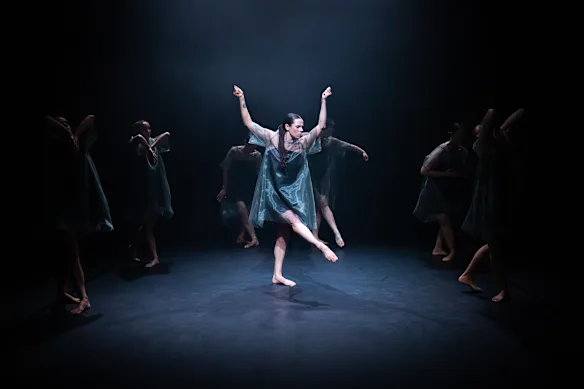 Les poses ballet contrastent avec les gestes de la danse moderne alors que tout tourbillonne au milieu de la fumée.