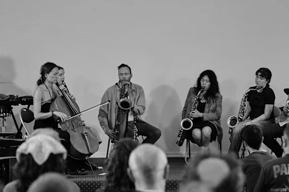 Musiciens se produisant à la Maison Rouge.