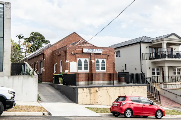 De l’extérieur, la Maison Rouge est une église chrétienne coréenne sans prétention.