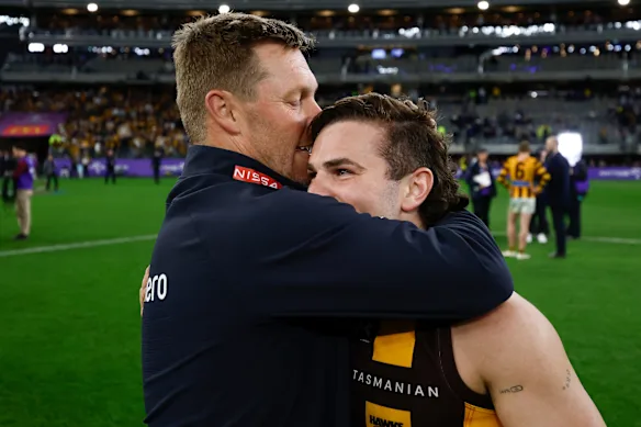Un baiser sur la tête de l'entraîneur de Hawthorn, Sam Mitchell, à Nick Watson après la victoire finale de qualification contre Fremantle.