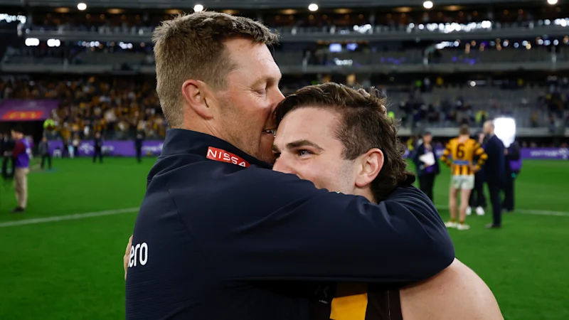 Finale préliminaire Hawthorn contre Brisbane : le co-capitaine de Hawthorn, Jai Newcombe, soutient Nick Watson, « The Wizard », pour être M. September