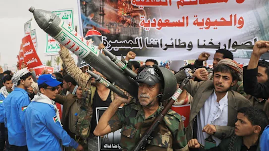 Les partisans des Houthis organisent ce mois-ci un rassemblement à Sanaa, au Yémen, contre la coalition dirigée par l'Arabie saoudite. La bannière en arabe indique : « Toutes les installations pétrolières saoudiennes sont des cibles pour nos missiles et nos drones ».